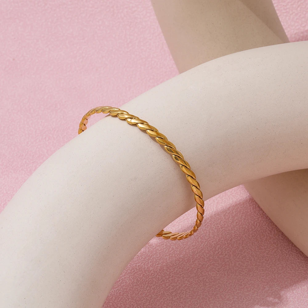 stunning knit bracelet