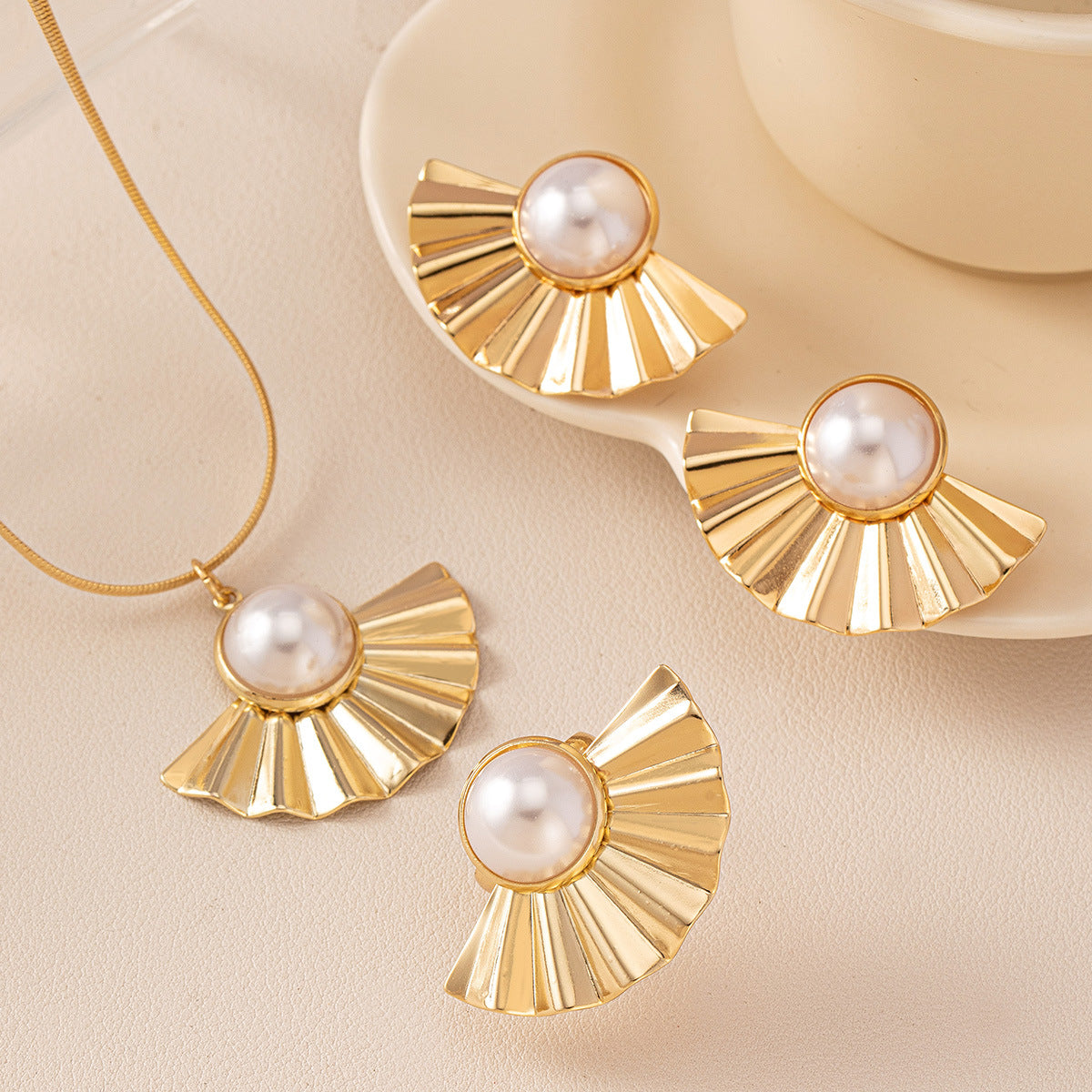 Folding Fan Design with Artificial Pearls